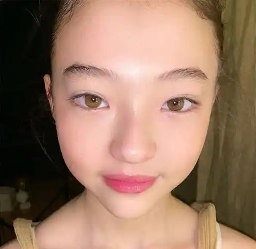 11岁小姑娘拥有381w粉丝!美韩混血脸,神似jennie和米兰达可儿?