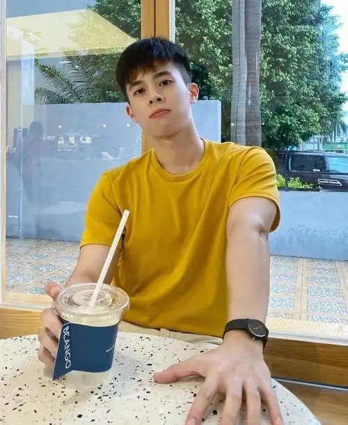 校草级痞帅00后青春少年,神仙颜值小哥哥,看起来很好欺负的样子