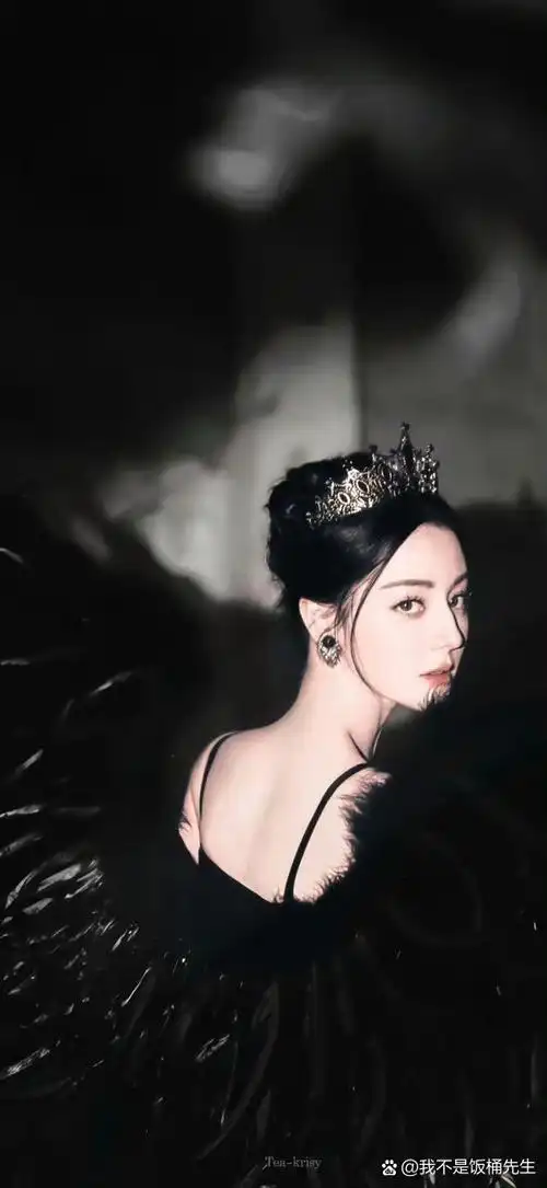 迪丽热巴# 的黑色长发和金色皇冠更是增添了整体的华丽感,仿佛是