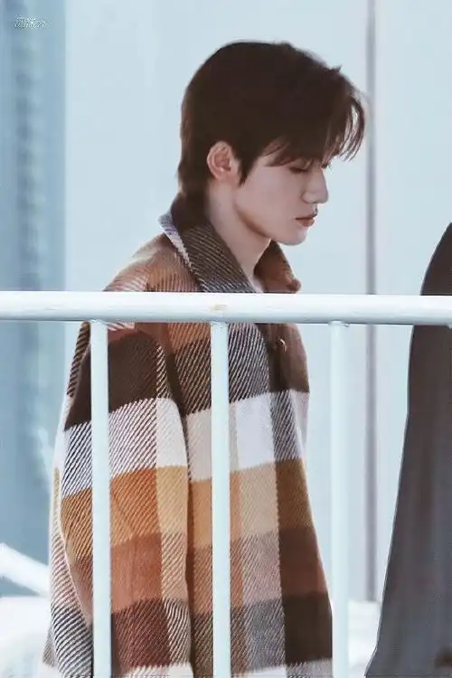 宋亚轩红色亮片西装