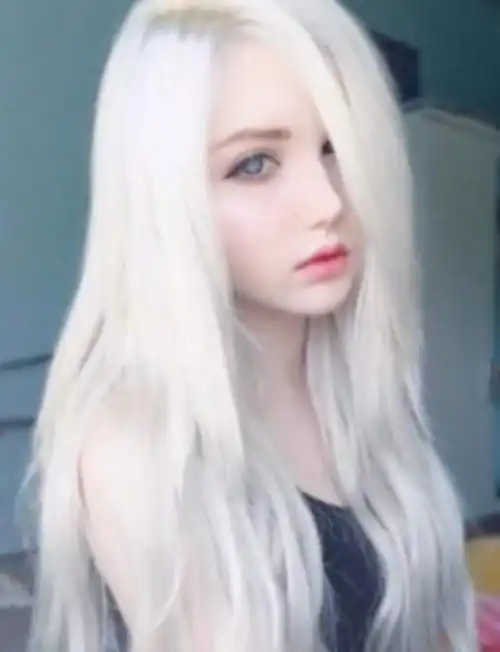 一头披肩的白色长发,帅气!