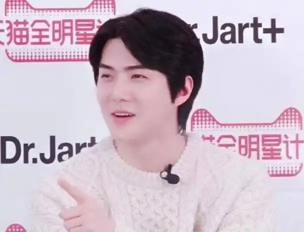 吴世勋现身活动,近照胖成国字脸,exo第一美男就此下神坛?