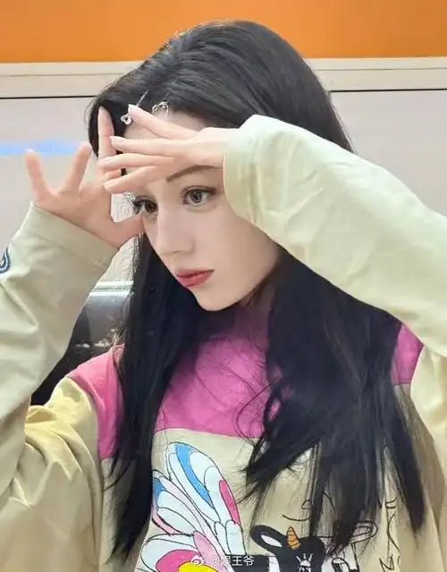 照片中,迪丽热巴一身居家穿搭,头发浓密乌黑,笑眼弯弯,感染力十足.