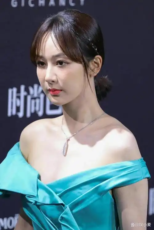 这才是杨紫的真实颜值不太合身的抹胸裙让她生图比精修图好看