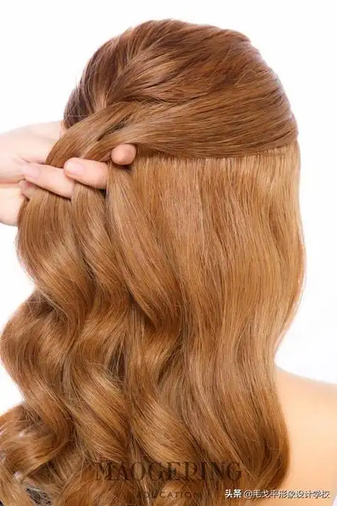 法式复古盘发:复古法式麻花辫