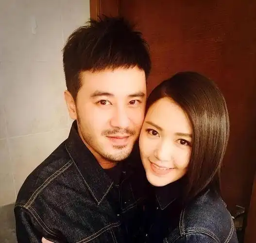 谭维维升级做妈妈!跟老公抱子女出街,结婚多年从未官宣生娃