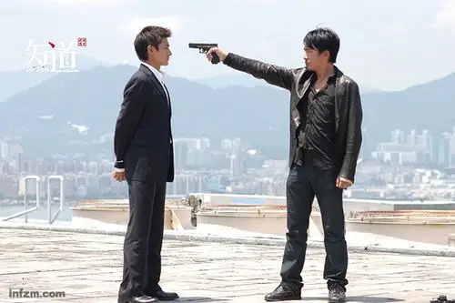 在《无间道》中,由梁朝伟所扮演的陈永仁来自於cib.