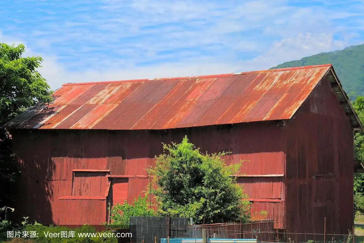 锈迹斑斑的瓦楞铁房子的红色