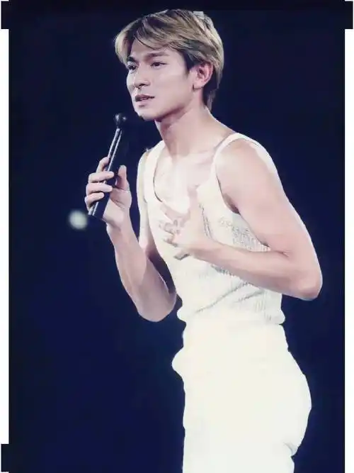 刘德华年轻时打扮像戳爷,那个年代的港星好前卫!_潮流_一面_循环