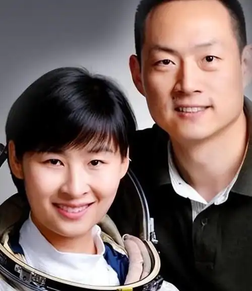航天女英雄刘洋,丈夫才貌双全,曾向妻子撒了个谎,妻子却不怪他