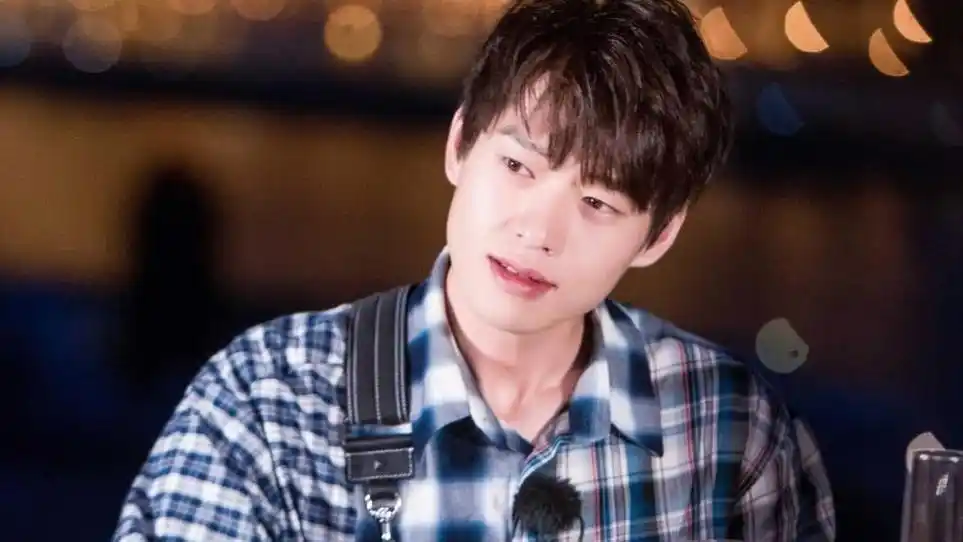 魏大勋光是看小时候的照片就够励志了,出道15年,终于出圈了