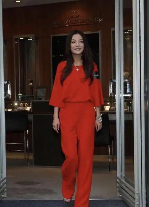 赵薇天生丽质让人羡慕,一身红色套装干练利落,成熟稳重好贵气|连衣裙