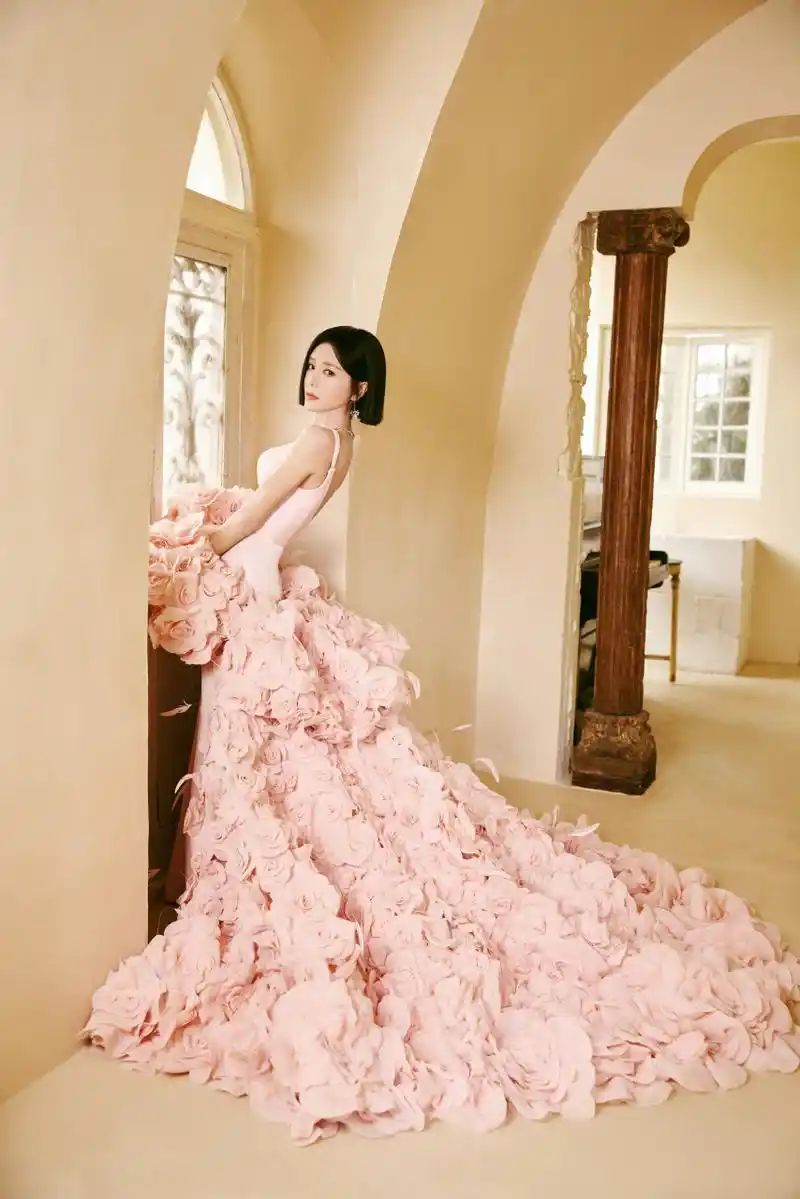 秦岚超话 层叠光影,秦岚 玫瑰盛开,一袭粉色花瓣长裙添绘冬日色彩