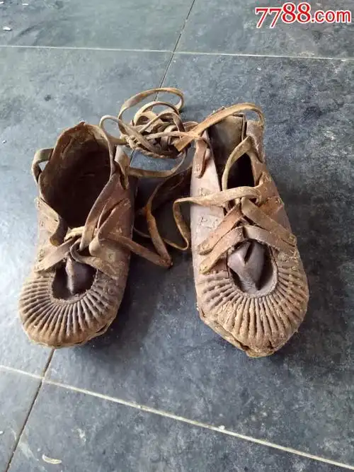 精品长征时期老牛皮鞋,一双,绑腿带齐全,红色经典收藏佳品