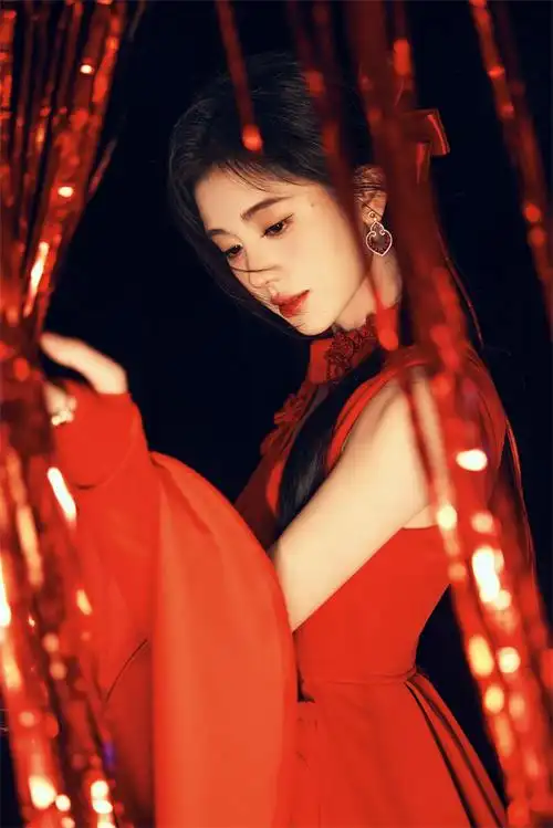 电鳗号|红裙下的鞠婧祎,甜笑中的迷人魅力