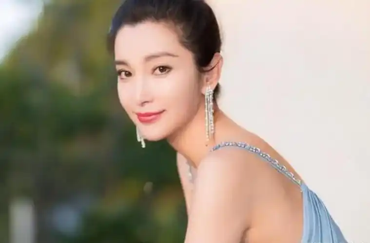 回顾拼命三娘李冰冰从县城老师到一线女星成名的路上有泪水