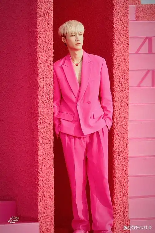 张艺兴还是hold住了!穿粉色西装真空上阵,金色短发宛如贵公子