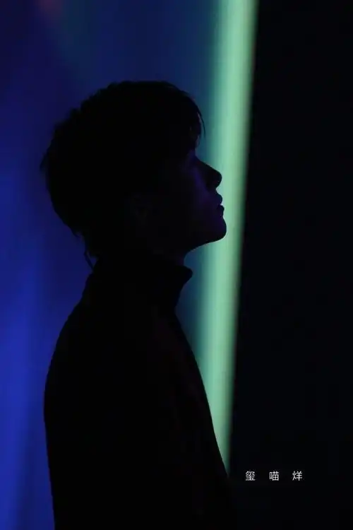 tfboys分享200917易烊千玺的高冷俊俏脸庞像万丈深渊使人越陷越深