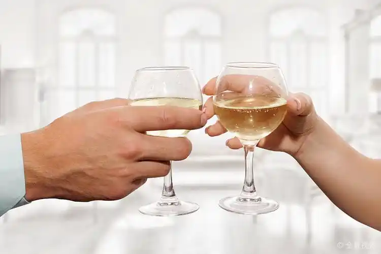 情侣_拿着_玻璃杯_香槟_爱情_碰杯_白色_特写_男人_女人_高清图片