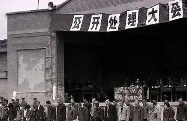 80年代"严打"老照片:强奸犯挂牌子游街示众,女犯人被公审