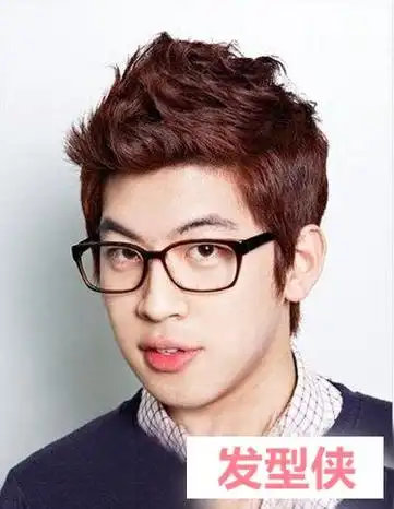 青春有魅力的男生微卷发烫头发,结实的齐流海提升无尽风彩,两侧秀发