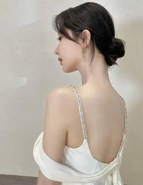 杨紫白色露背裙##徐老师镜头下的杨紫