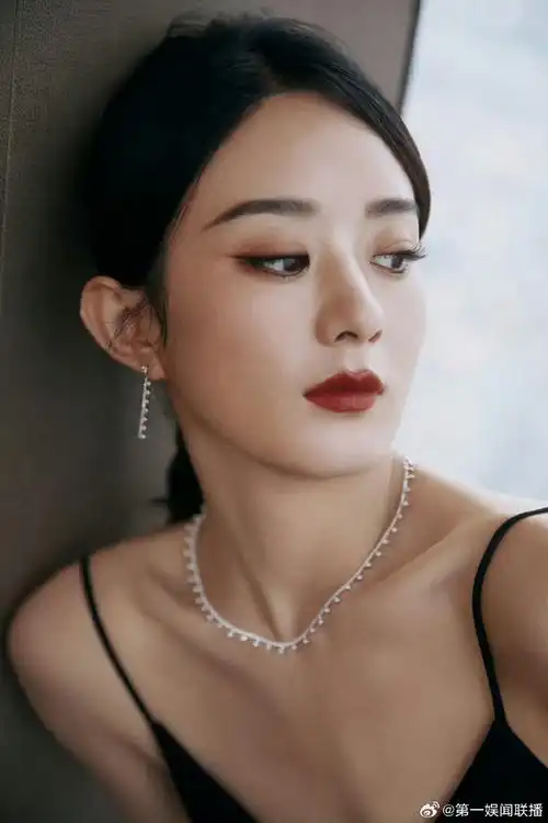 赵丽颖无袖白西装