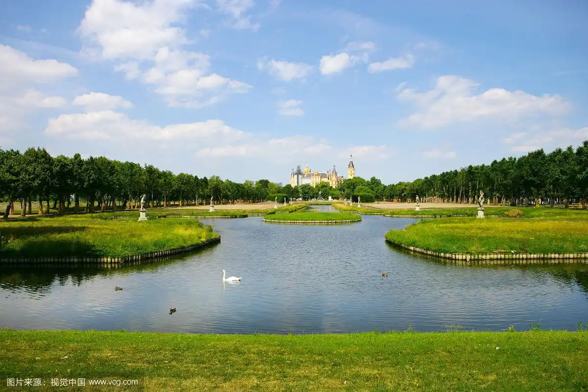 蓝天绿地与河流