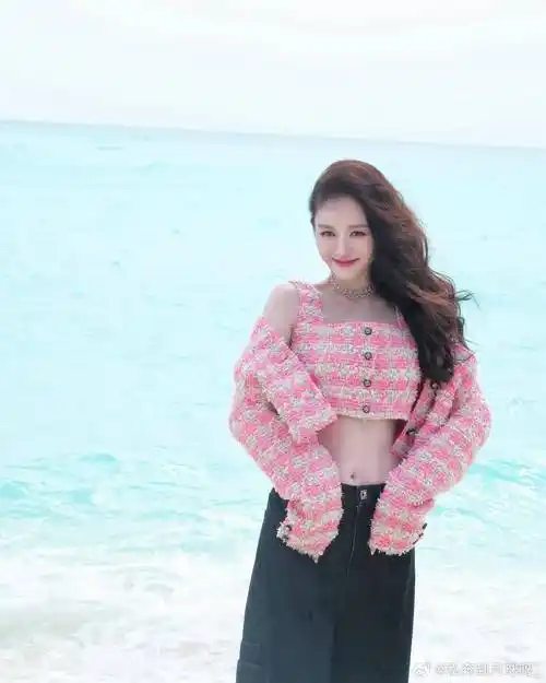 陈乔恩在她的微博上分享了一组度假照片,让人眼前一亮.