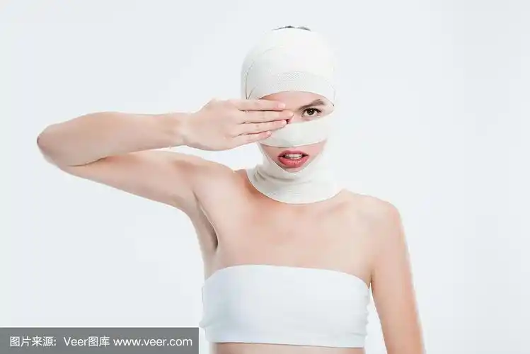 妇女用绷带整形手术后隐藏的眼睛后面的手隔离白色