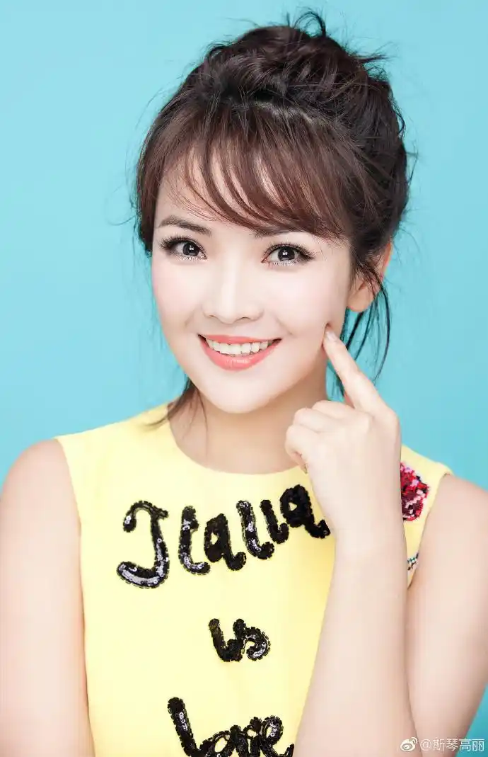 《黄色丫头》文/丽高琴斯周一快乐,这个城市大多数