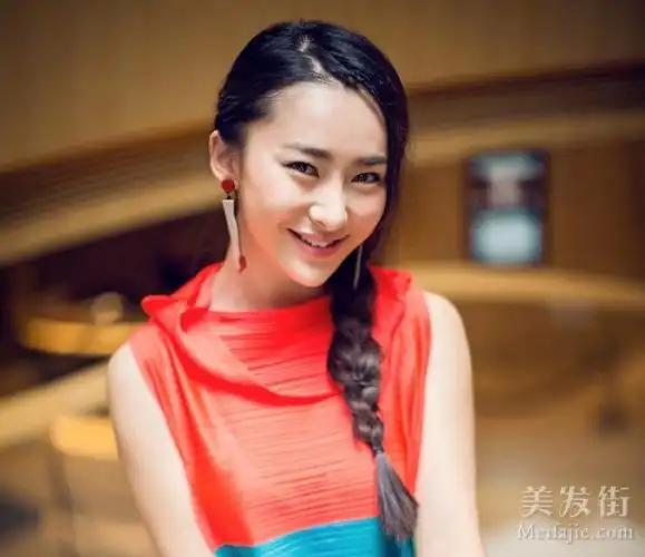 单侧麻花辫造型