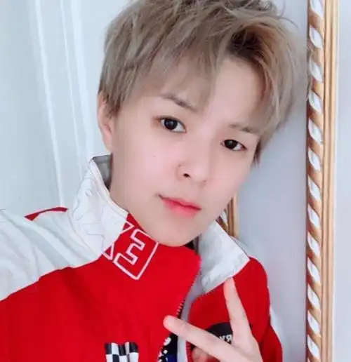 sunnee杨芸晴发微博向大家保平安并送上可爱自拍