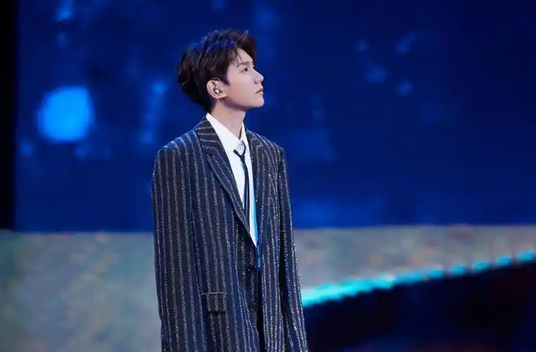 王源818晚会造型写真释出 穿亮钻条纹西装十足俊朗少年_无敌_飘带_系