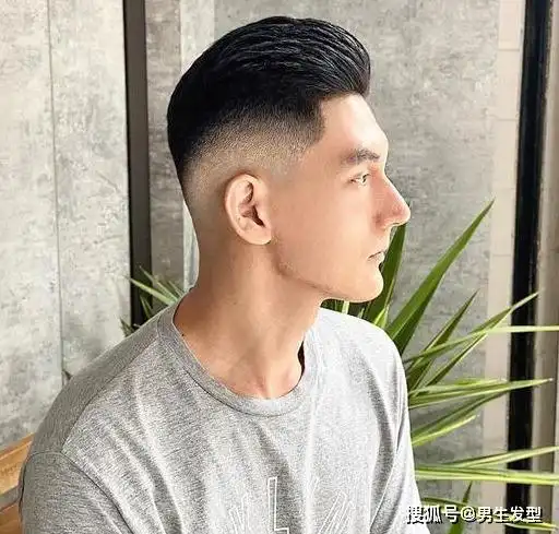 原创男士留"背头"发型太油腻?发型师建议剪这4款,清爽干净帅气
