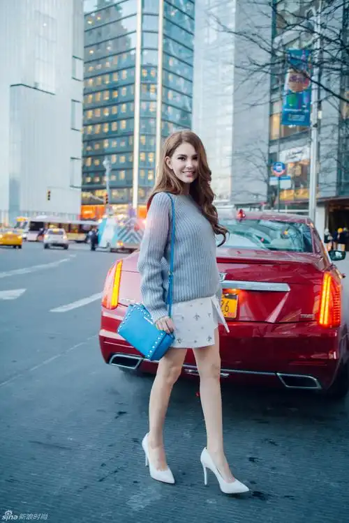 昆凌身着michael kors 演绎纽约摩登时尚