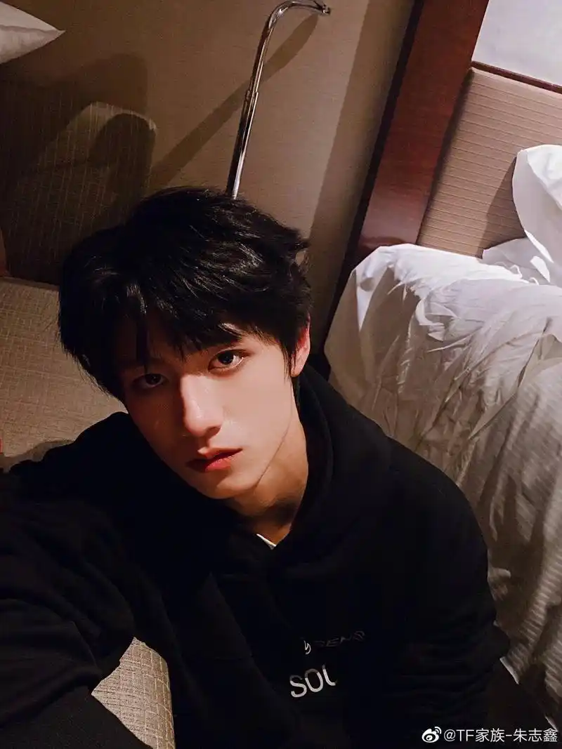 朱志鑫晒练习室随拍照片配文"午餐时间分享一次高难度藏字"