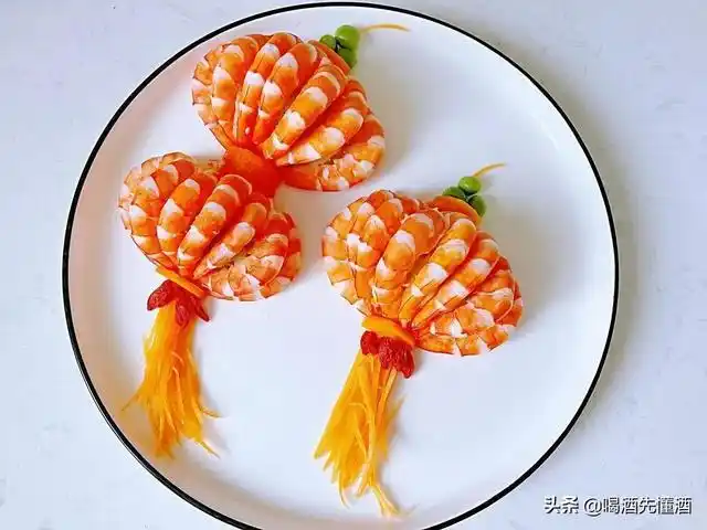 年夜饭的特色菜,大虾蒸好摆盘,就像"大红灯笼",红红火火_网易订阅