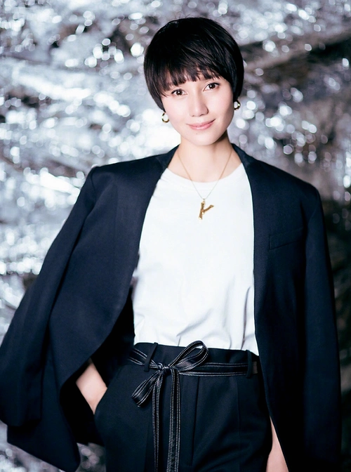 袁泉拍黑白西服写真 这应该就是岁月静好的模样吧