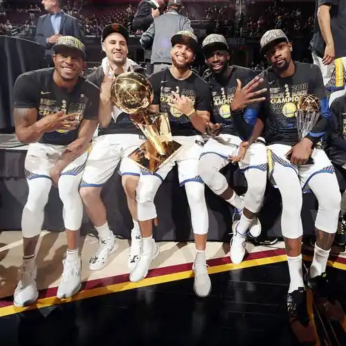 "4 年 3 冠"金州勇士横扫骑士拿下 nba 总冠军,赛季结束了享受篮球的