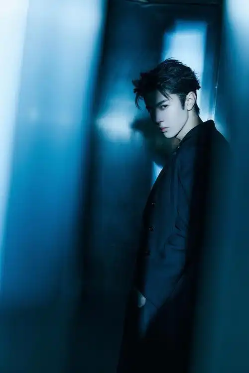 陈哲远最新造型大片!大背头77深v西装大衣