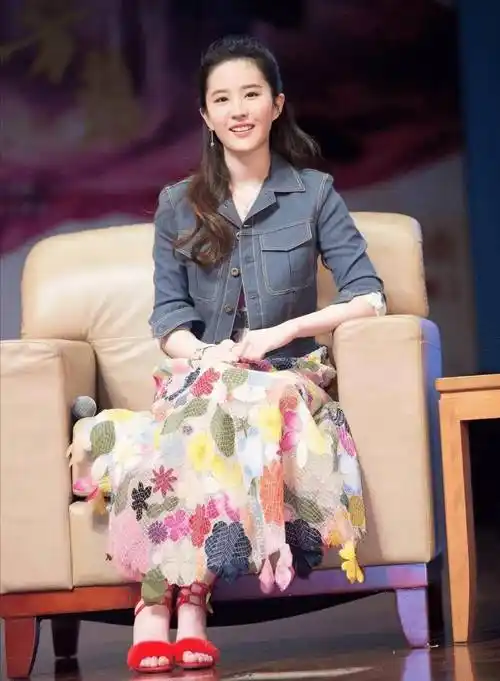 刘亦菲真的不会穿灰色开衫配条纹半裙好臃肿裹上围巾像大妈