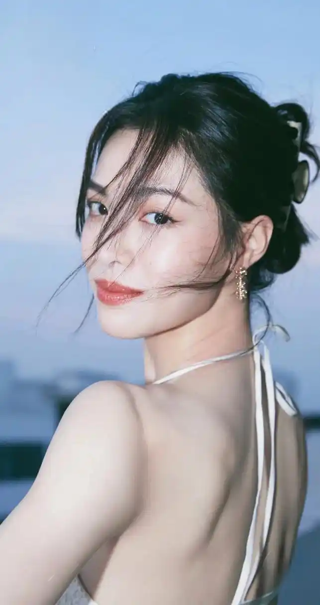 钟楚曦身材高挑性感,颜值精致美丽,天生媚骨好迷人,容貌让人看起来移