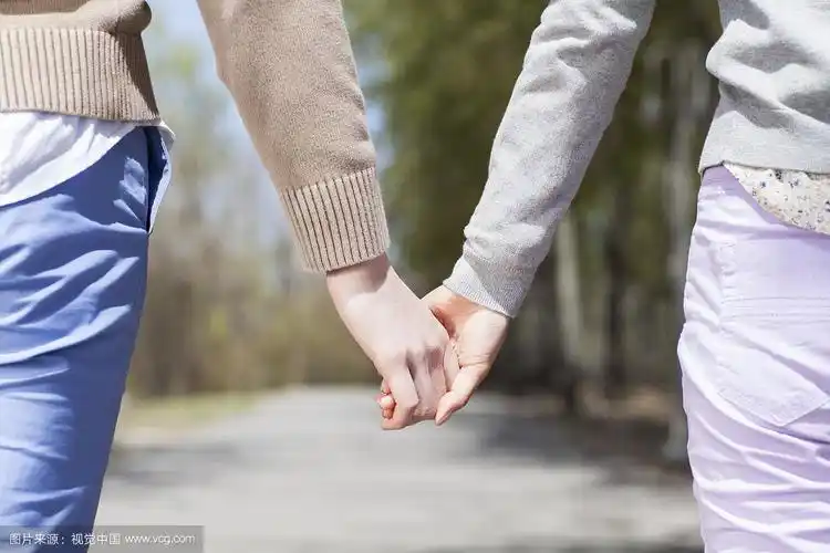手拉手的情侣