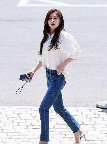 韩国女星郑素敏现身,穿白色泡泡袖衬衣牛仔裤,清纯可爱