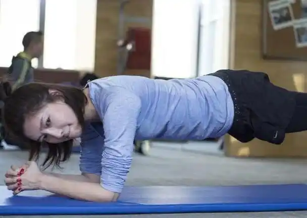 35岁江疏影晒健身活力四射,女神美腿翘臀是这样练成的