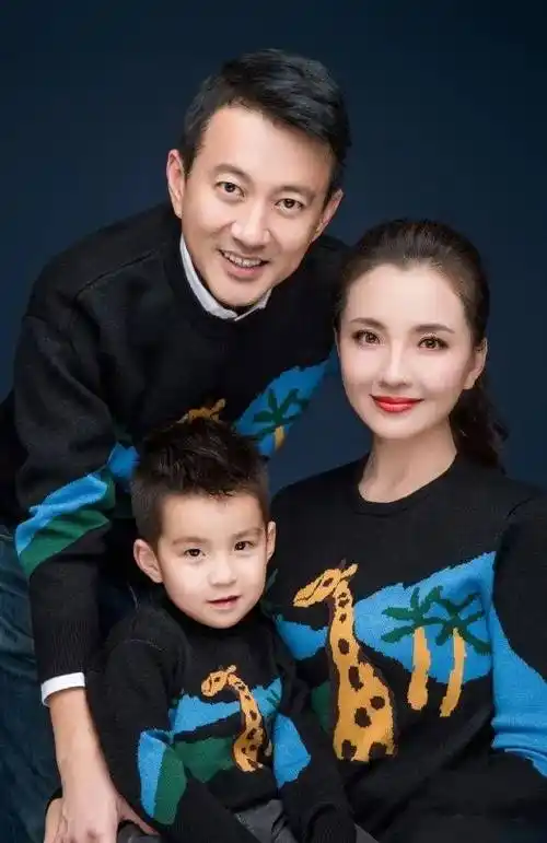 9月24日凌晨,演员孙茜微博发文回应有关家暴朋友圈,澄清称照片中不是