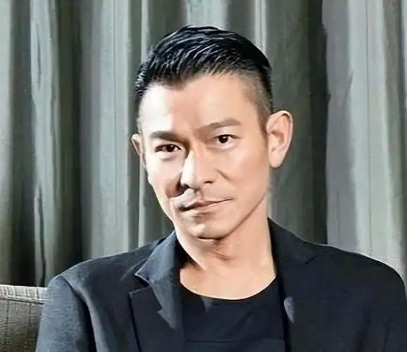 刘德华峭崖式哀老,白发苍苍皱纹明显,网友泪目:天王也老了!