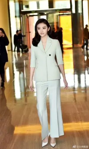 景甜大妹纸职业装,很喜欢她职业化的造型,有点制服诱惑的感觉.@景甜