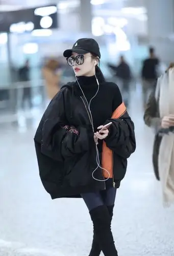 李小璐现身机场,黑超遮面潮范十足网红